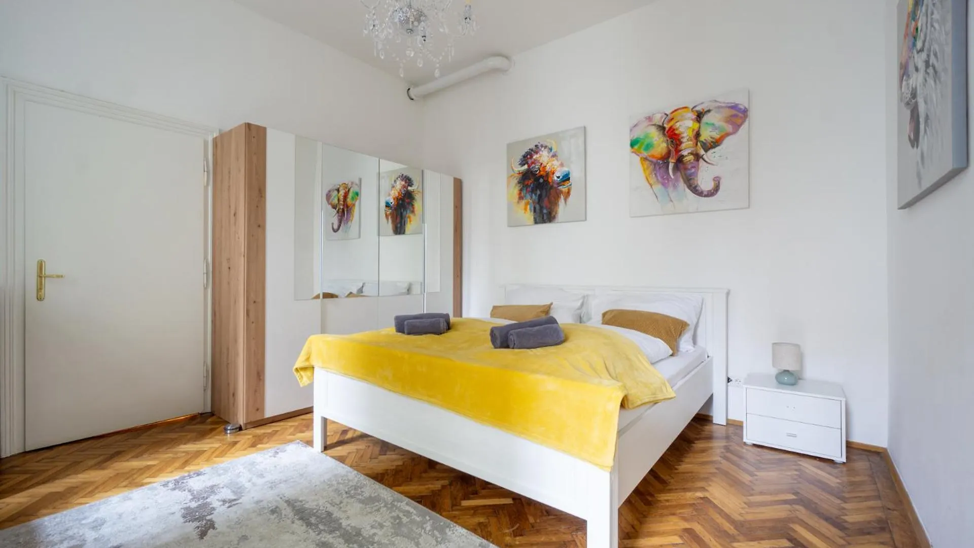 Central Apartment In Viennese Old Building