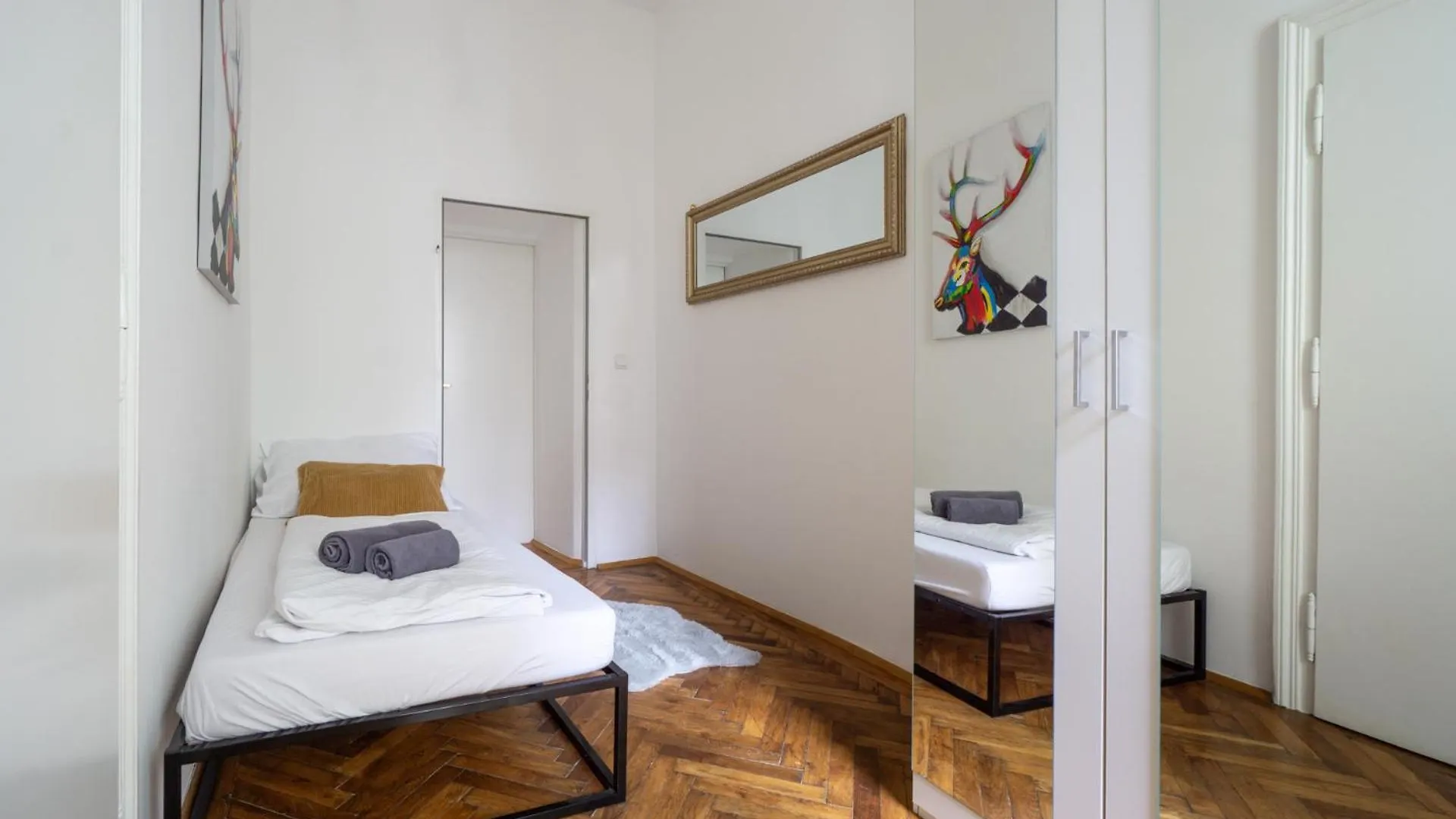 Central Apartment In Viennese Old Building